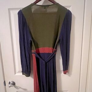 V-neck color block dress.Great for ladies night out or date night.